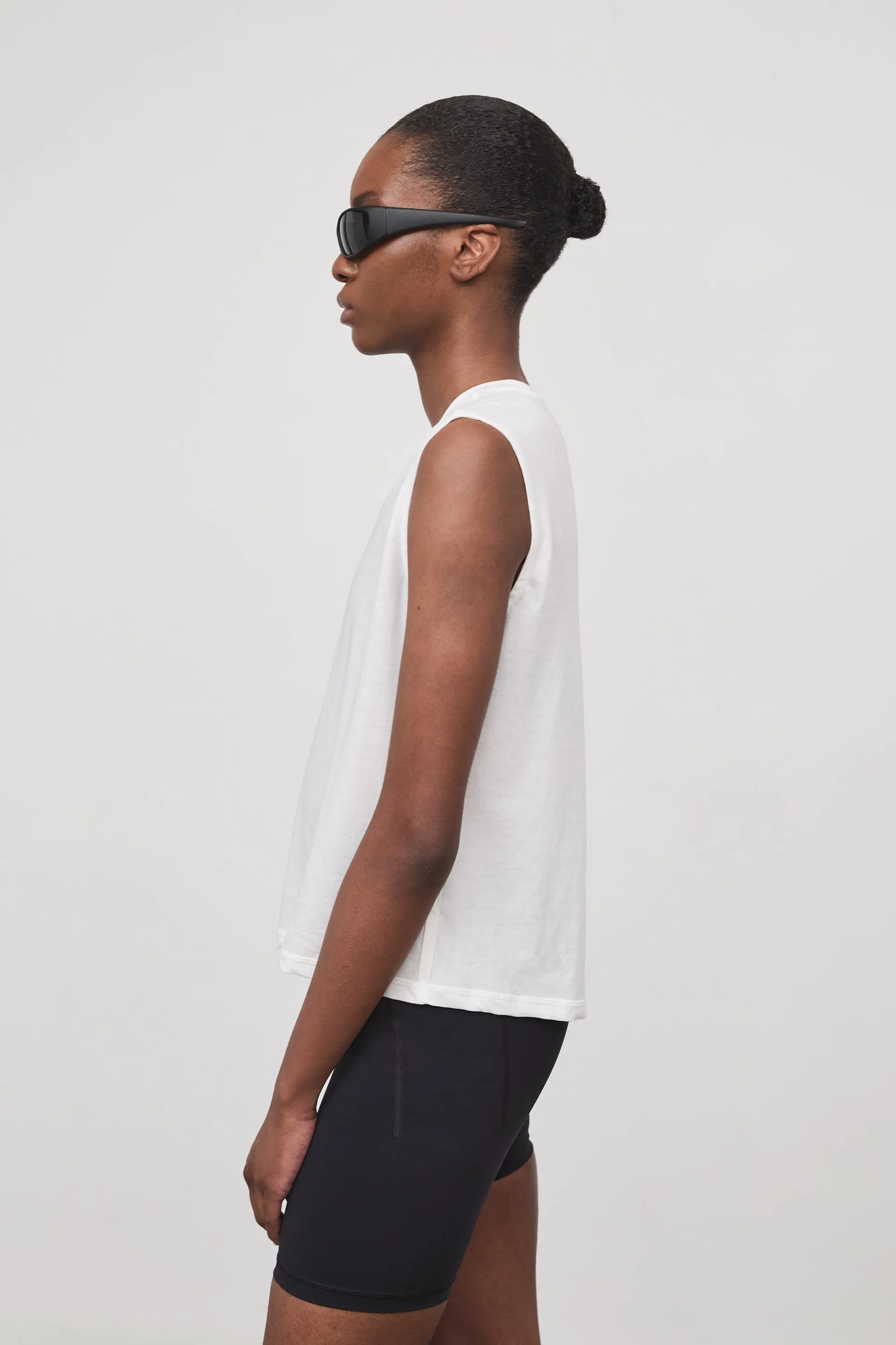 NAOMI SLEEVLESS T-SHIRT