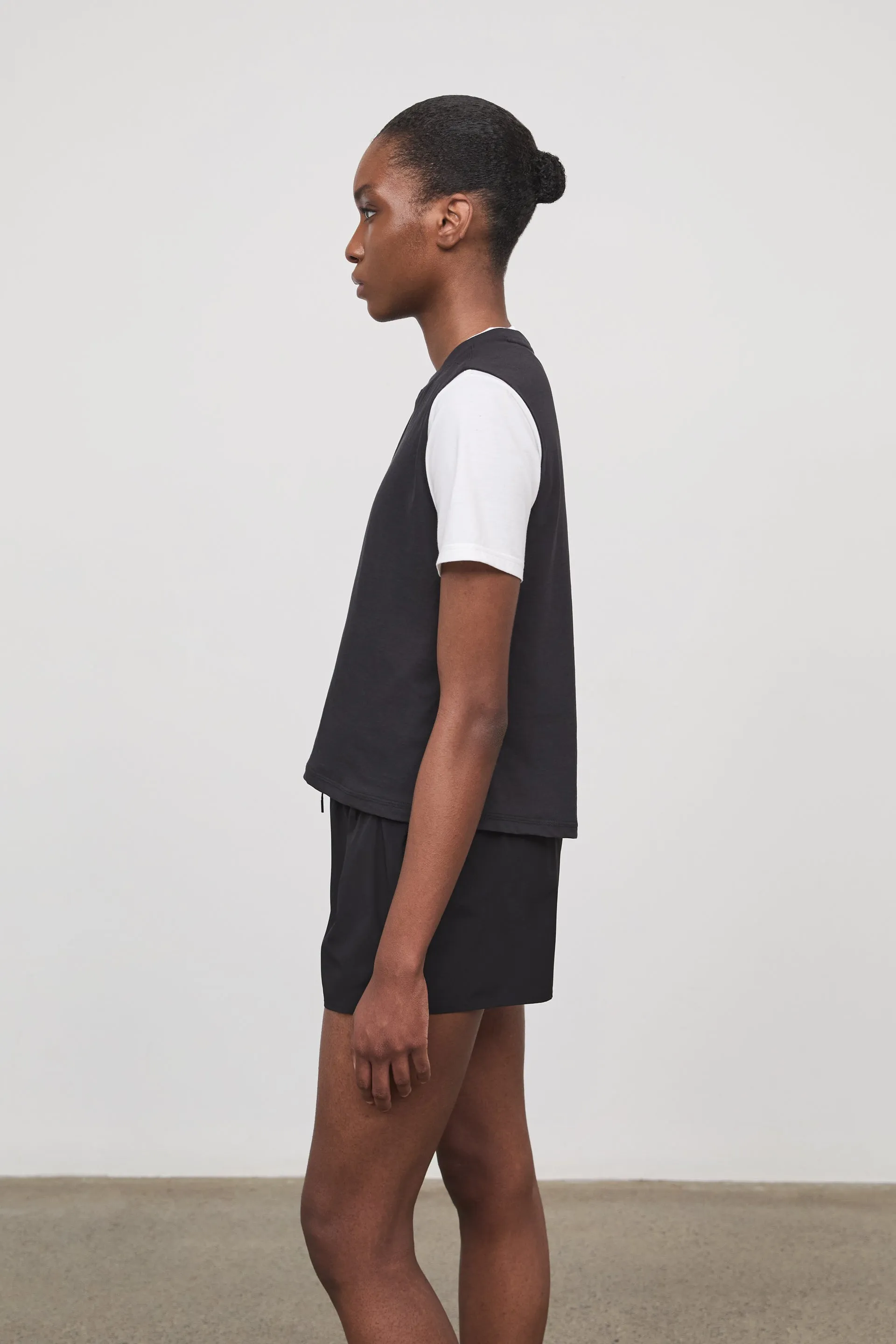 NAOMI SLEEVLESS T-SHIRT