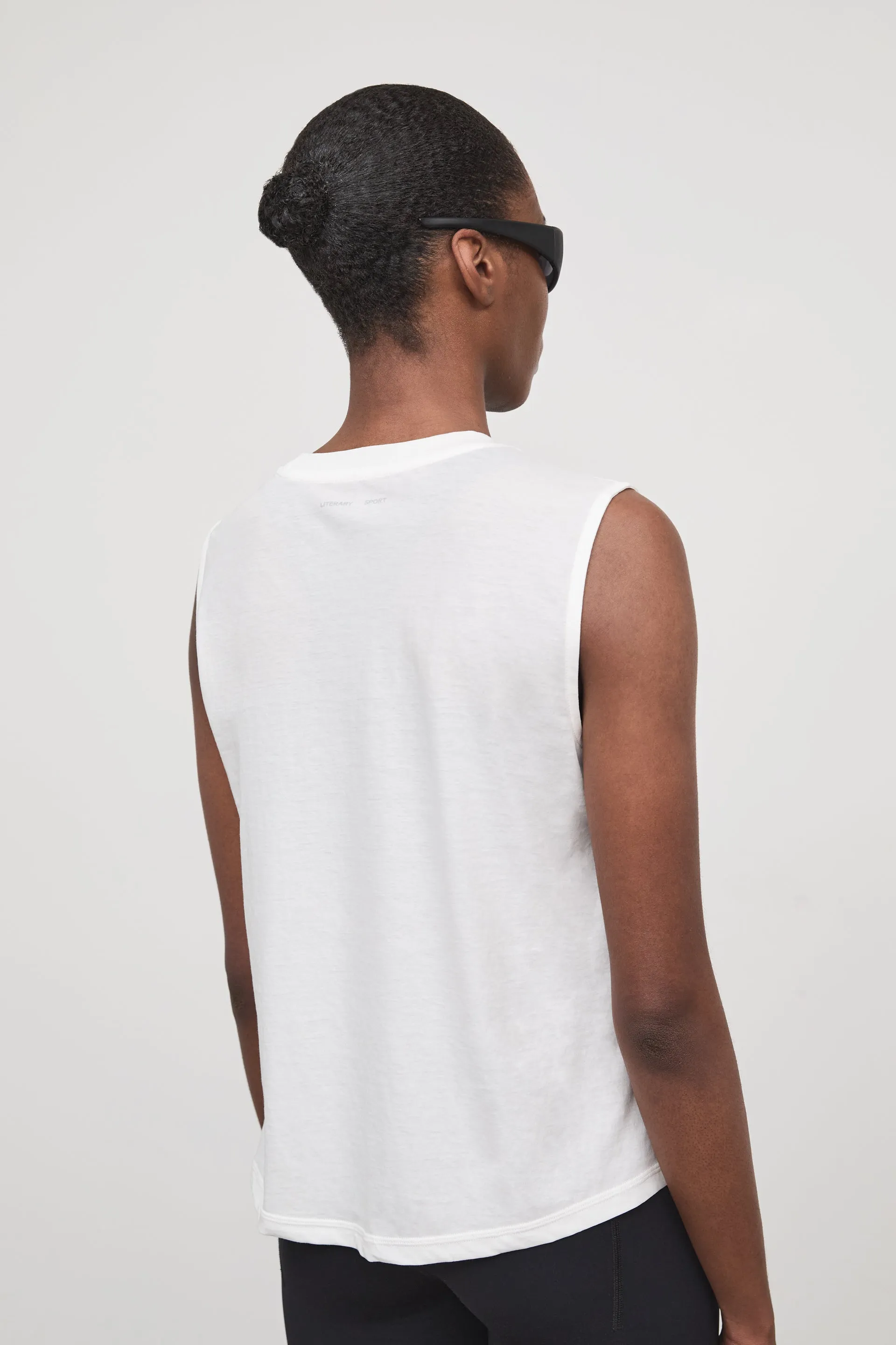 NAOMI SLEEVLESS T-SHIRT