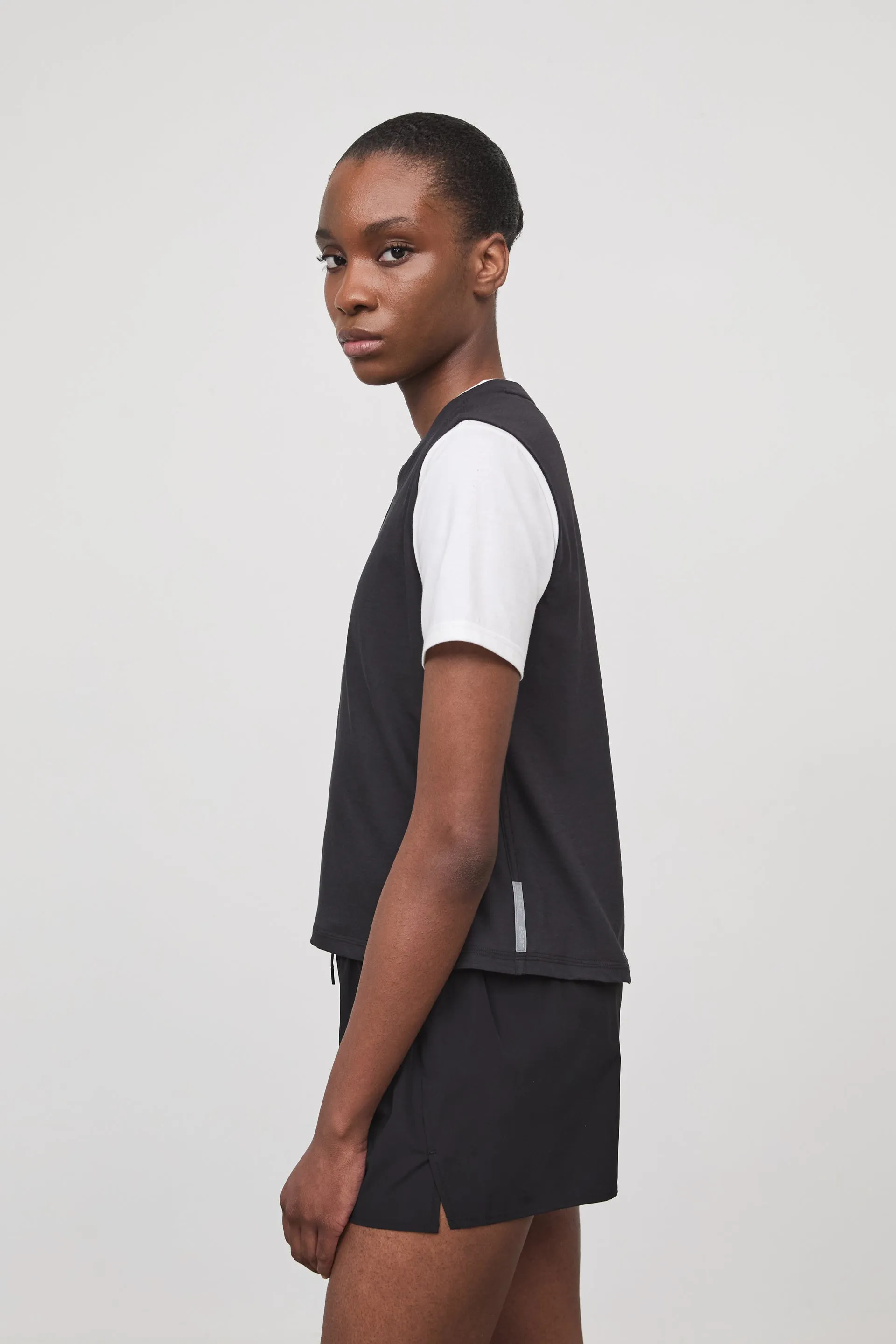 NAOMI SLEEVLESS T-SHIRT