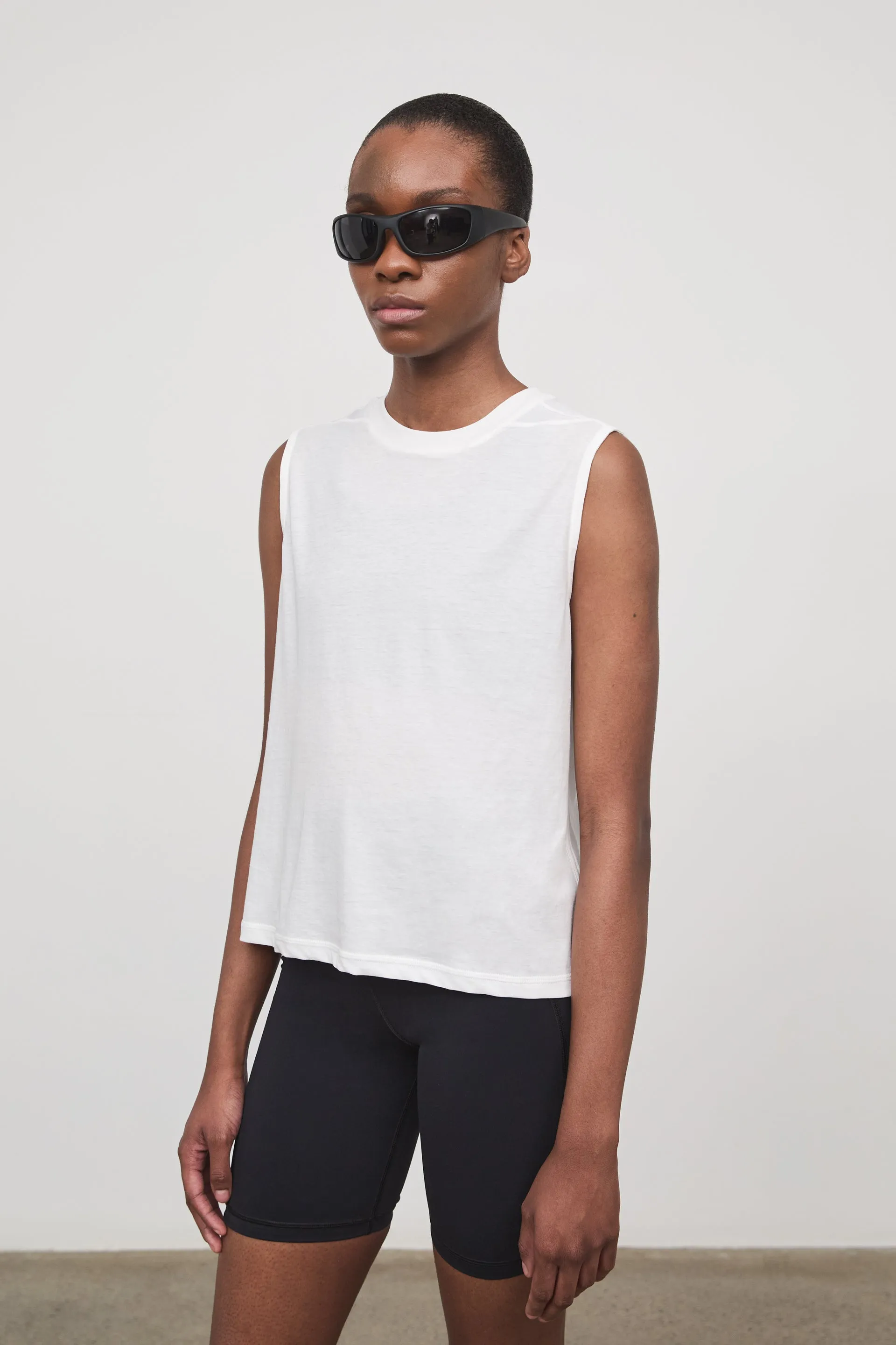 NAOMI SLEEVLESS T-SHIRT