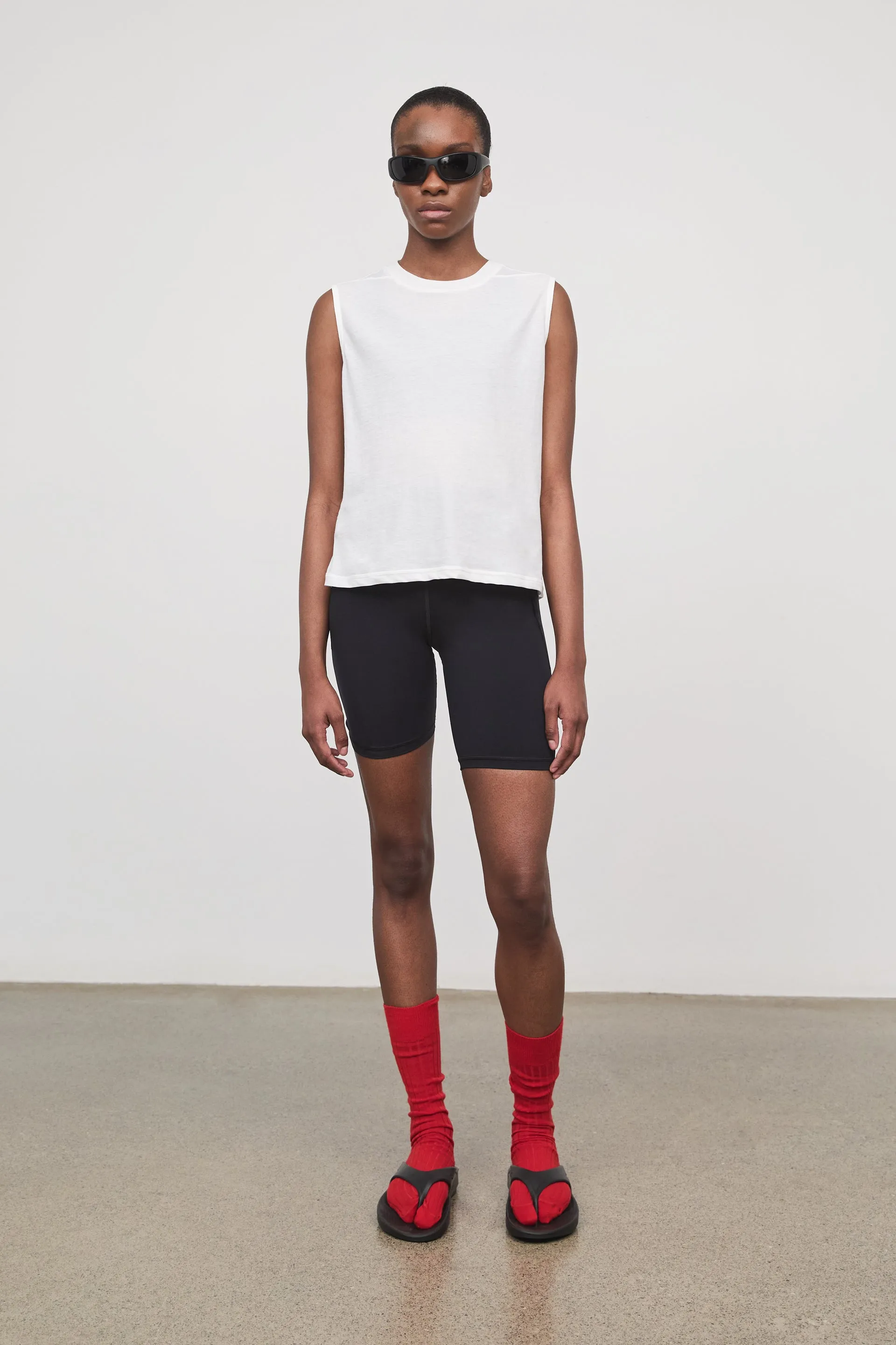NAOMI SLEEVLESS T-SHIRT